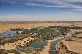 Image du Maroc Professionnelle de  Vue aérienne de la partie stagnante de la Sakia Al Hamra au environ de Laayoune où des oiseaux migrateurs comme les flamants roses trouvent refuge et repos durant leur voyage selon la saison, le 9 Avril 2010. (Photo / Abdeljalil Bounhar)


 